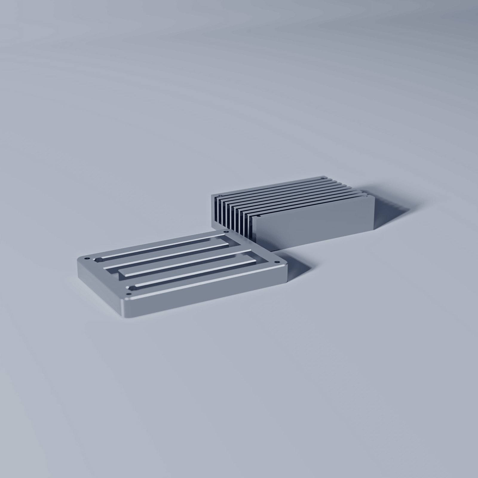 Două piese din aluminiu sablate cu microbile, pe un fundal deschis de studio: un radiator prelucrat din plin și o placă de răcire cu canal în serpentină.